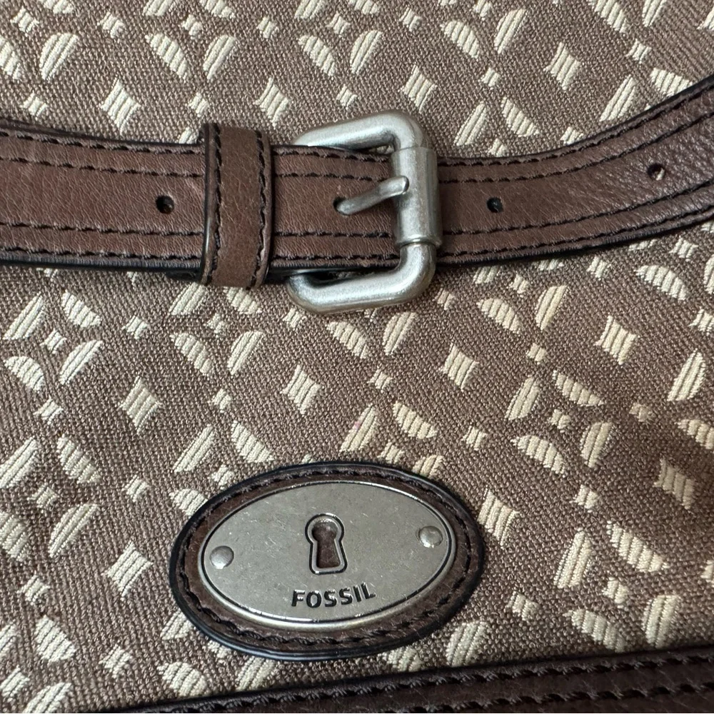 Fossil brown logo